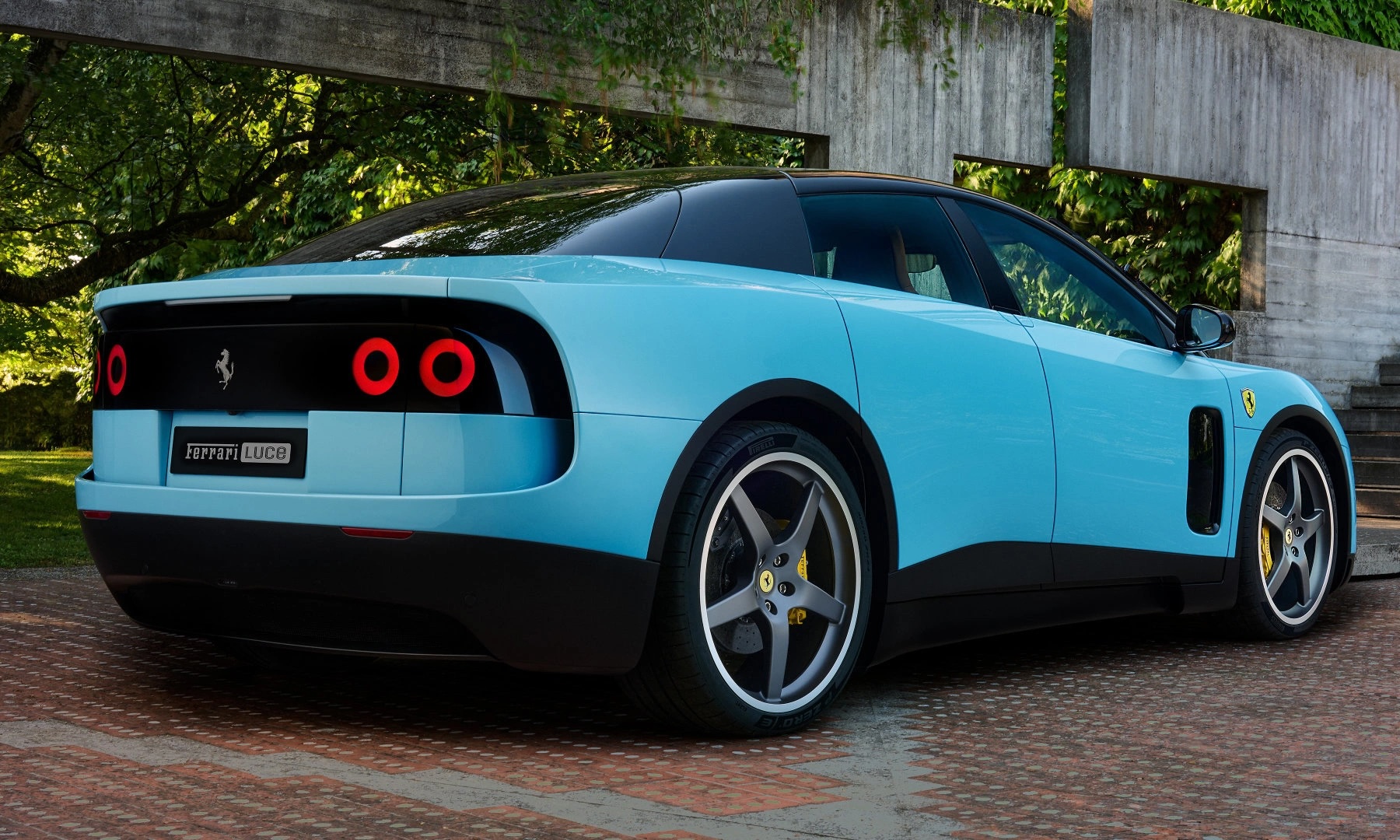 Nhiều&nbsp;người yêu xe cho rằng&nbsp;mẫu&nbsp;siêu xe mới của Ferrrari giống như&nbsp;một chiếc Faraday Future mới, với kiểu dáng bên hông giống Li Auto i6, đèn hậu giống Firefly EV, và phần đầu xe giống AUDI E5 chỉ bán ở Trung Quốc. Nó mang lại cảm giác của một chiếc xe trong tầm giá 200.000 nhân dân tệ. Những người khác so sánh nó với Xiaomi YU7 GT, có công suất gần 1000 mã lực, pin 101 kWh, và bạn có thể mua ít nhất 12 chiếc với giá của một chiếc Luce. Ảnh: Ferrari.