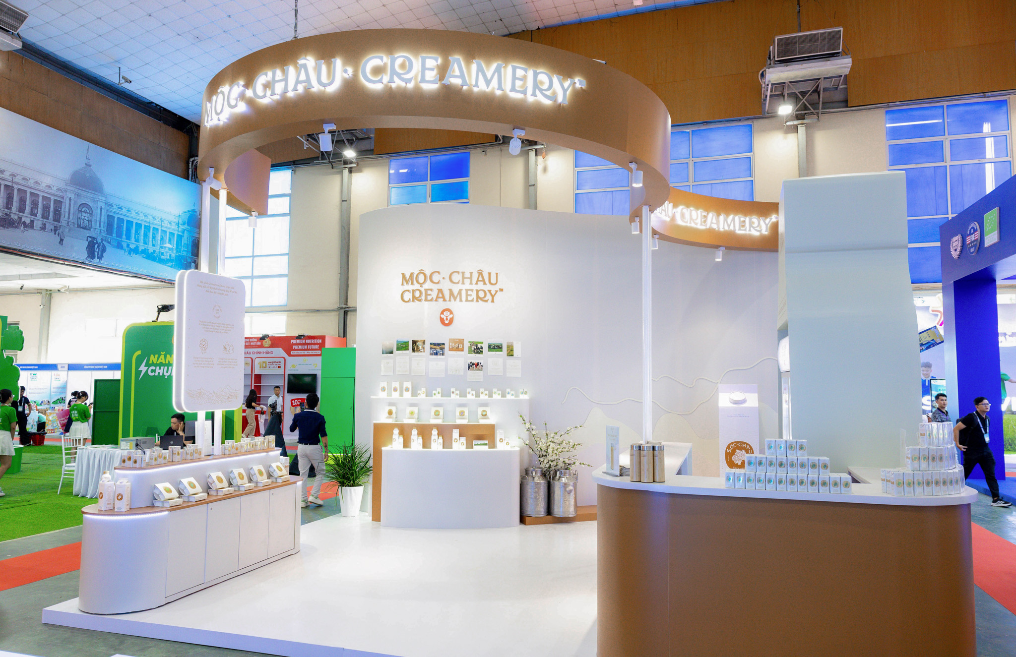 Sữa tươi Mộc Châu Creamery: Chuẩn mực mới tại Vietnam Dairy 2026 2 Với kiến trúc mở 3 mặt cùng những đường cong mềm mại mô phỏng cao nguyên Mộc Châu, gian hàng của Mộc Châu Creamery trở thành một trong những điểm check-in và trải nghiệm thu hút đông đảo khách tham quan triển lãm. Ảnh: Mộc Châu.