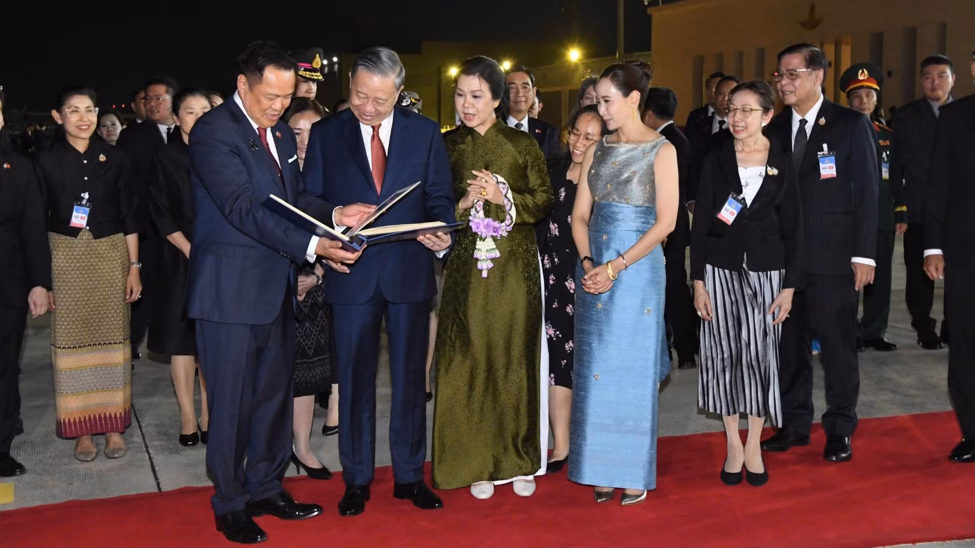 Thủ tướng Thái Lan Anutin Charnvirakul và Phu nhân trân trọng tặng Tổng Bí thư, Chủ tịch nước Tô Lâm và Phu nhân cuốn album ảnh những hoạt động của Tổng Bí thư, Chủ tịch nước và Phu nhân trong chuyến thăm chính thức Thái Lan. Ảnh: Nhân Dân