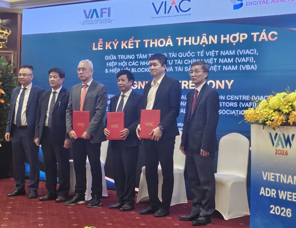Lễ ký kết hợp tác giữa VIAC với Hiệp hội Các nhà đầu tư tài chính Việt Nam và Hiệp hội Blockchain và tài sản số Việt Nam