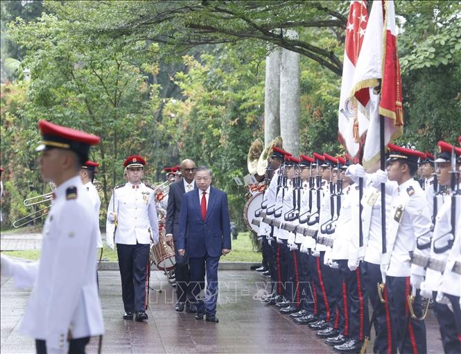 Tổng Bí thư, Chủ tịch nước Tô Lâm và Tổng thống Singapore Tharman Shanmugaratnam duyệt Đội danh dự. Ảnh: TTXVN