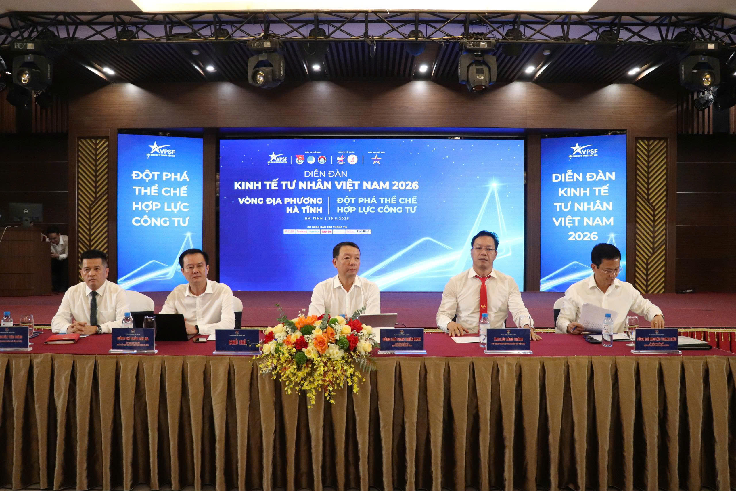 Ông Phan Thiên Định, Chủ tịch UBND tỉnh Hà Tĩnh cùng các lãnh đạo sở ngành đối thoại với các doanh nghiệp tại Diễn đàn Doanh nghiệp tư nhân tỉnh Hà Tĩnh năm 2026. Chủ tịch UBND tỉnh cho biết, năm 2025, Hà Tĩnh đạt mức tăng trưởng kinh tế 8,78%, thuộc nhóm 10 địa phương tăng trưởng cao nhất cả nước; riêng quý 1/2026, tăng trưởng kinh tế đạt 12,42%, đứng đầu cả nước. 