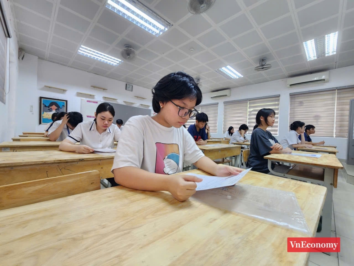 &nbsp;Thí sinh kiểm tra kỹ họ tên, số báo danh tại phòng thi Trường Trung học cơ sở Thanh Xuân Trung.
