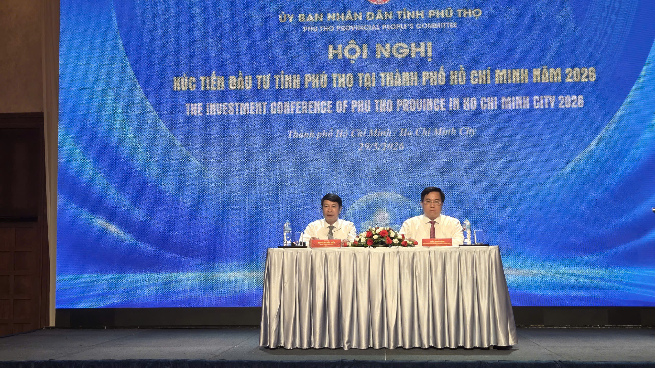 Phú Thọ “trải thảm đỏ” đón sóng đầu tư tại TP. Hồ Chí Minh 5 Đồng chí Trần Duy Đông - Ủy viên dự khuyết Ban Chấp hành Trung ương Đảng, Phó Bí thư Tỉnh ủy, Chủ tịch UBND tỉnh và đồng chí Nguyễn Khắc Hiếu - Tỉnh ủy viên, Phó Chủ tịch UBND tỉnh Phú Thọ, chủ trì phiên thảo luận tại hội nghị.