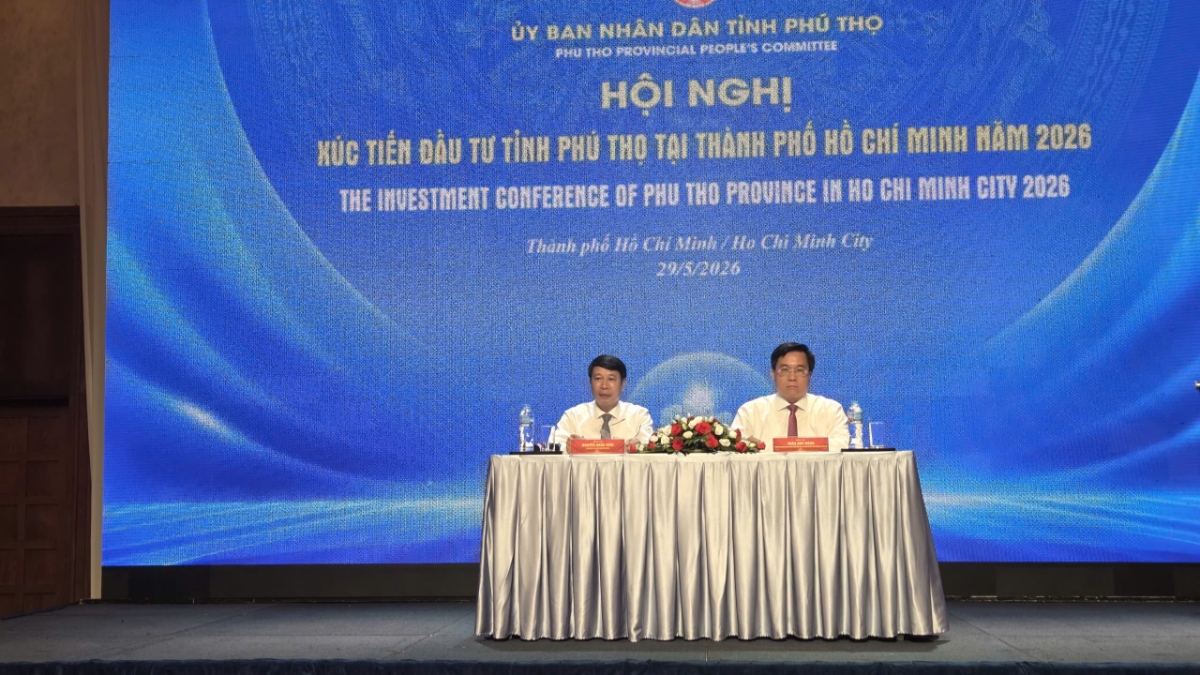 Đồng chí Trần Duy Đông - Ủy viên dự khuyết Ban Chấp hành Trung ương Đảng, Phó Bí thư Tỉnh ủy, Chủ tịch UBND tỉnh và đồng chí Nguyễn Khắc Hiếu - Tỉnh ủy viên, Phó Chủ tịch UBND tỉnh Phú Thọ, chủ trì phiên thảo luận tại hội nghị.