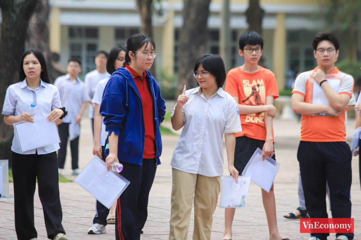 Theo quy định, ngay từ buổi làm thủ tục này, thí sinh không được mang điện thoại di động, đồng hồ thông minh hoặc bất kỳ thiết bị có khả năng thu phát tín hiệu vào khu vực phòng thi.