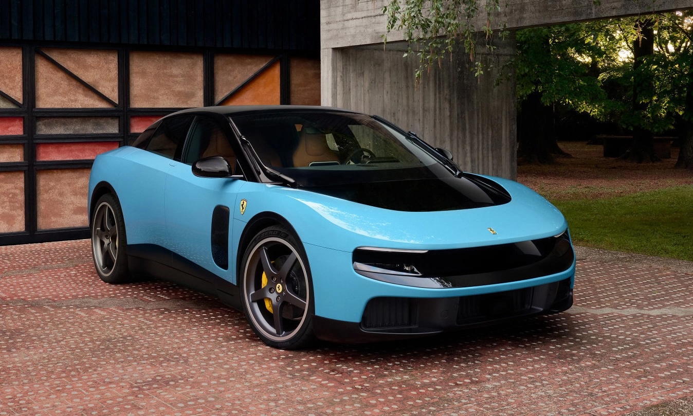 Ferrari và dấu hỏi về định vị thương hiệu siêu xe: Khi di sản đối đầu với công nghệ