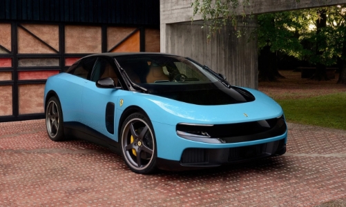 Ferrari và dấu hỏi về định vị thương hiệu siêu xe: Khi di sản đối đầu với công nghệ