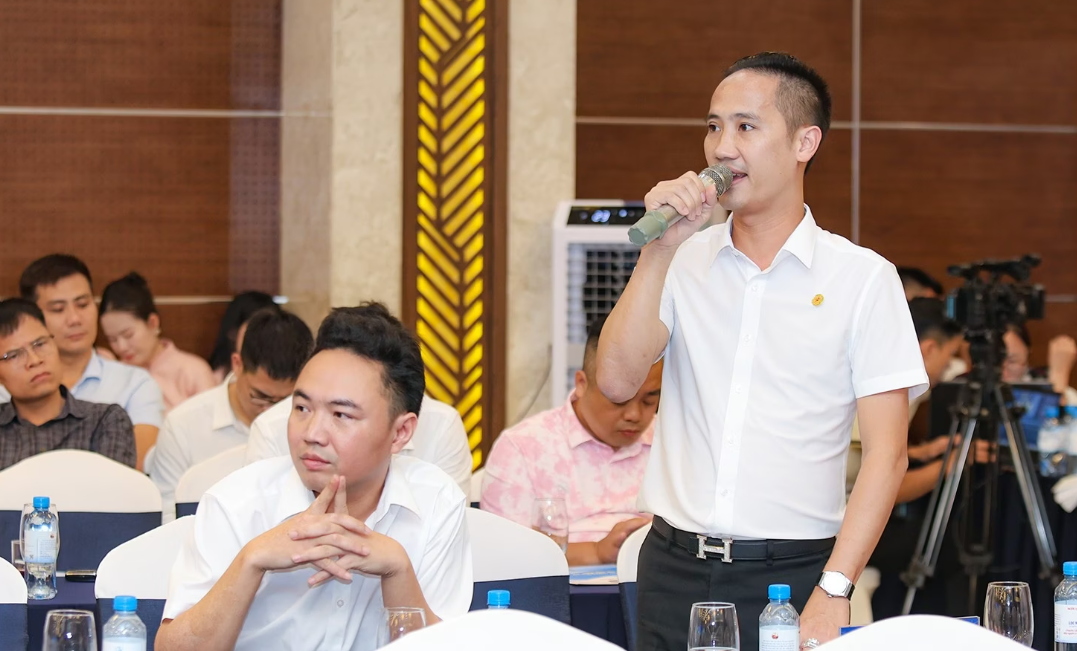 Ông Nguyễn Tiến Trường – Tổng Giám đốc Công ty TNHH Thương mại Vật liệu xây dựng Tiến Trường (TP HCM) đặt câu hỏi tại diễn đàn. Ảnh: Đình Nhất