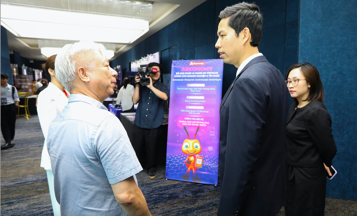 Mô hình “Human + AI” có thể giúp năng lực nhân sự tăng lên 10 lần 2 Tổng thư ký Tạp chí Kinh tế Việt Nam/VnEconomy Đào Quang Bính chia sẻ với ông Lê Hồng Quang, Tổng Giám đốc Tập đoàn MISA về bộ giải pháp AI Made in Vietnam Askonomy dành cho doanh nghiệp và tổ chức - Ảnh Việt Dũng.