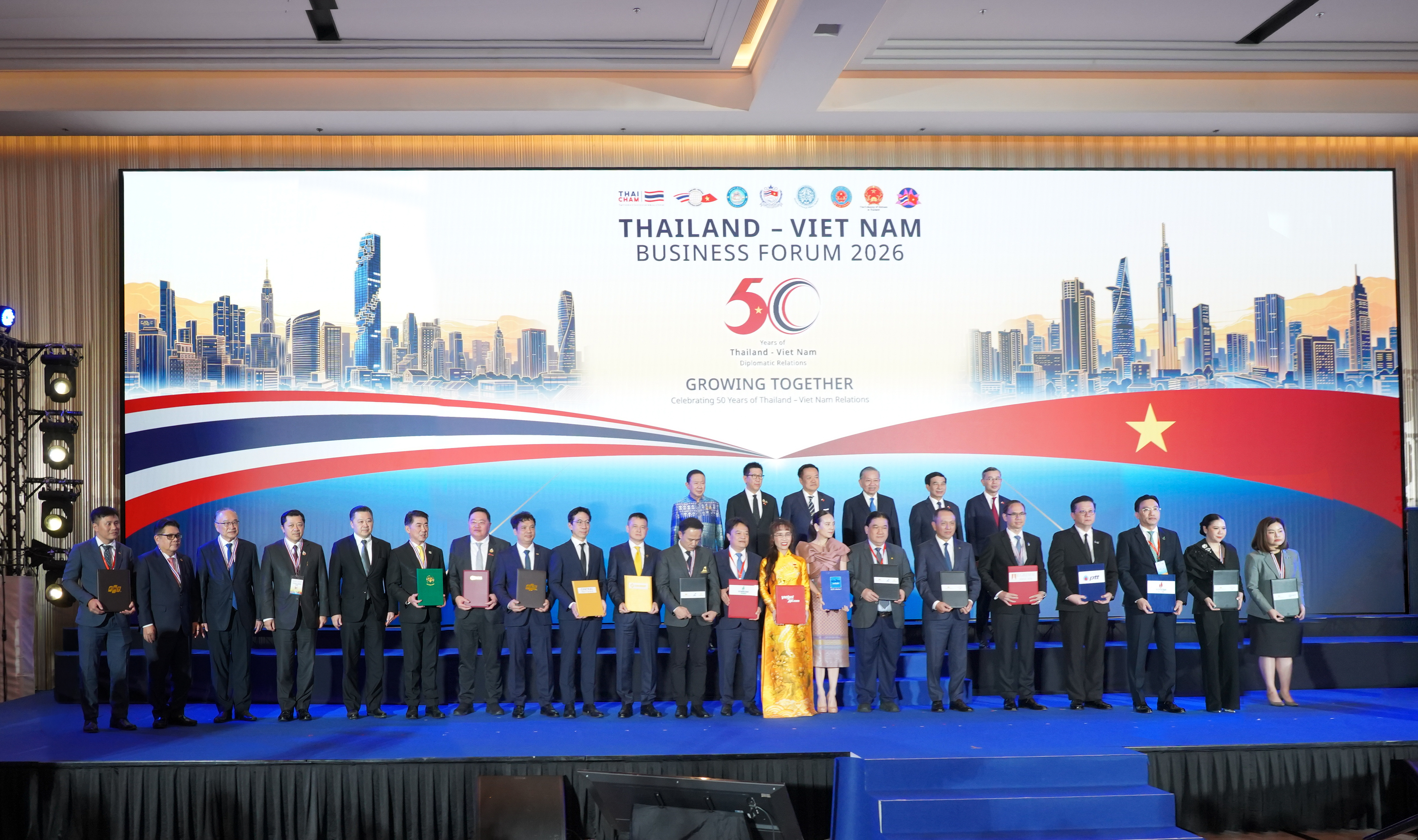 Representatives of CP and FPT at the MoU exchange ceremony during the Thailand-Vietnam Business Forum 2026 in Bangkok. Photo: CP