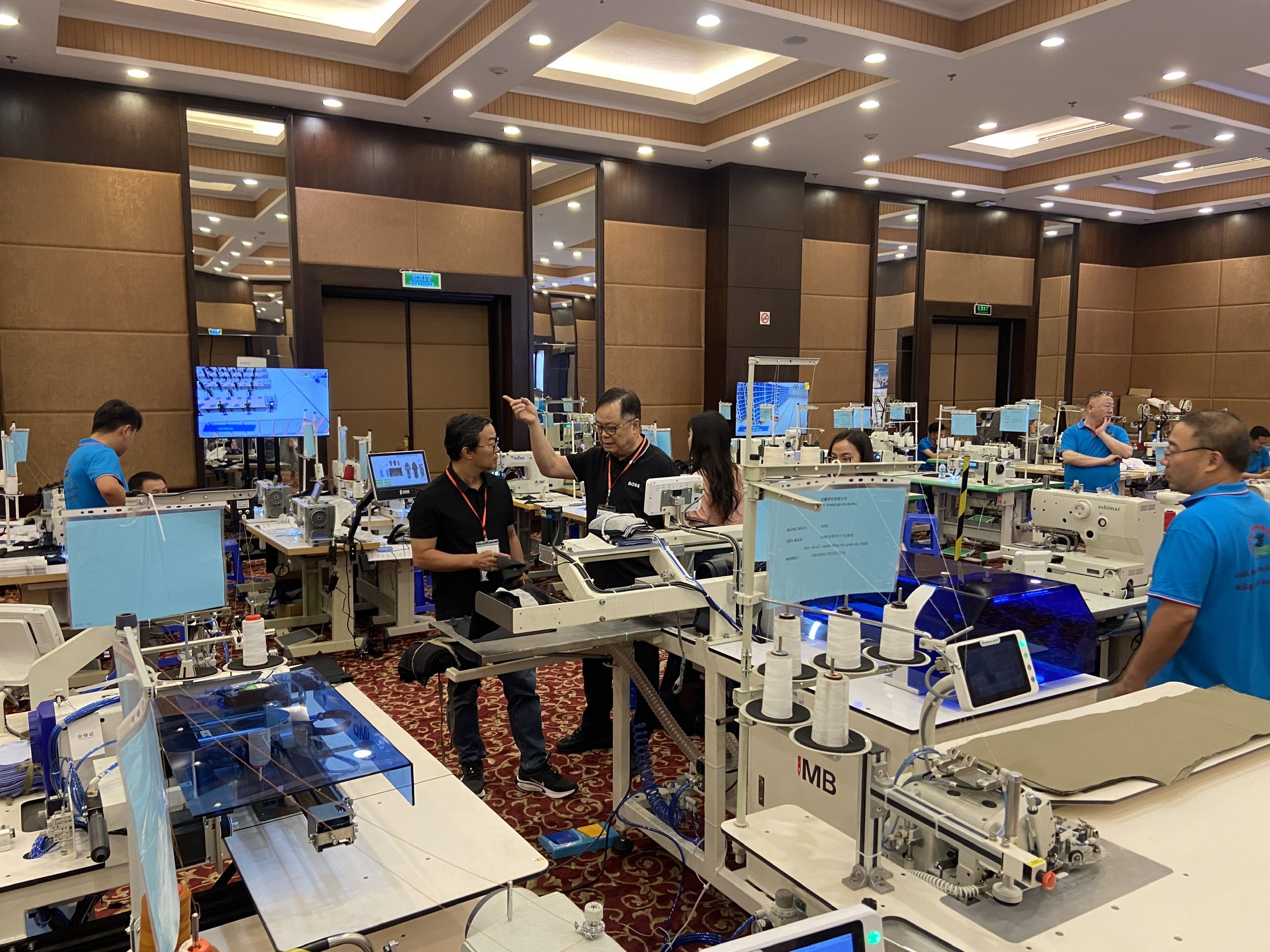 Nhiều giải pháp công nghệ của ngành dệt may được trưng bày, giới thiệu tại diễn đàn.