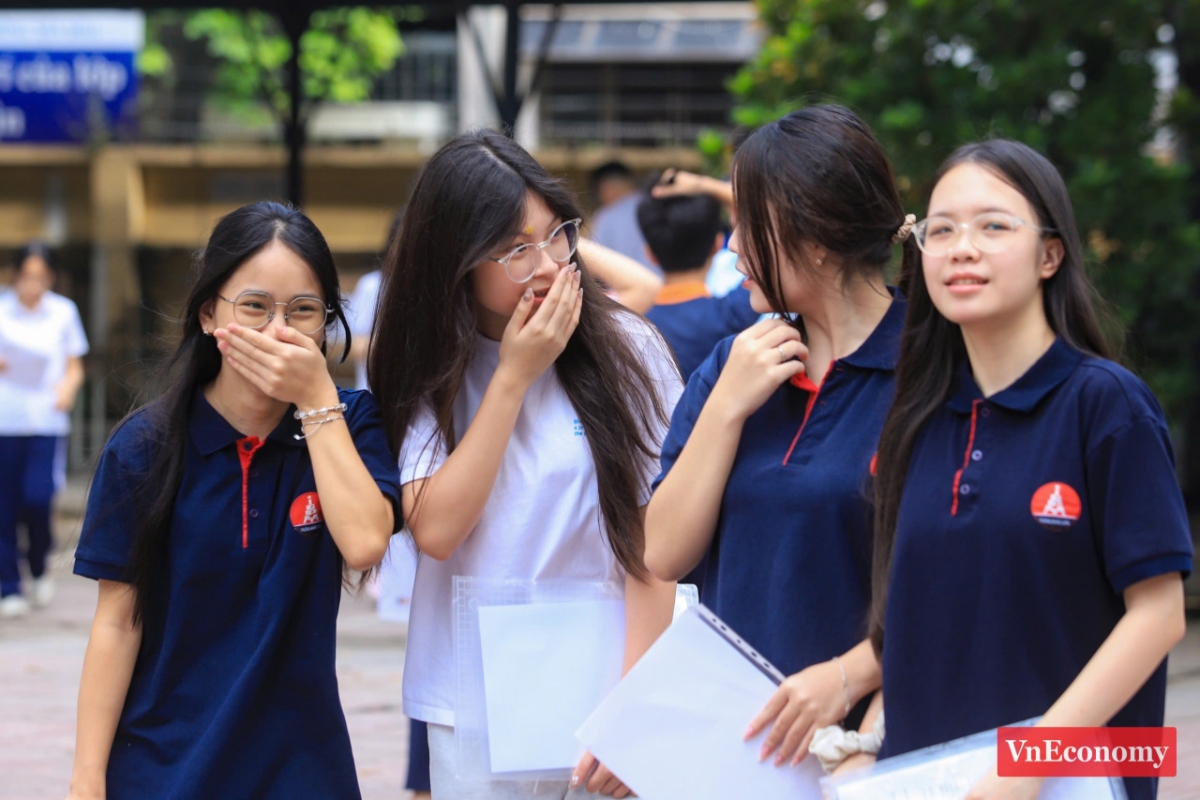 Buổi tập trung đầu tiên này đóng vai trò quyết định đến tính chính xác về thông tin nhân thân và quyền lợi xét tuyển của thí sinh, đồng thời thiết lập kỷ cương cho toàn bộ kỳ thi diễn ra trong những ngày tới.