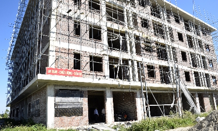 Tòa chung cư D1 cao 5 tầng với 60 căn hộ tại dự án Khu nhà ở xã hội tại phường Vinh Lộc đã hoàn thành phần thô và đang được hoàn thiện để đưa vào sử dụng