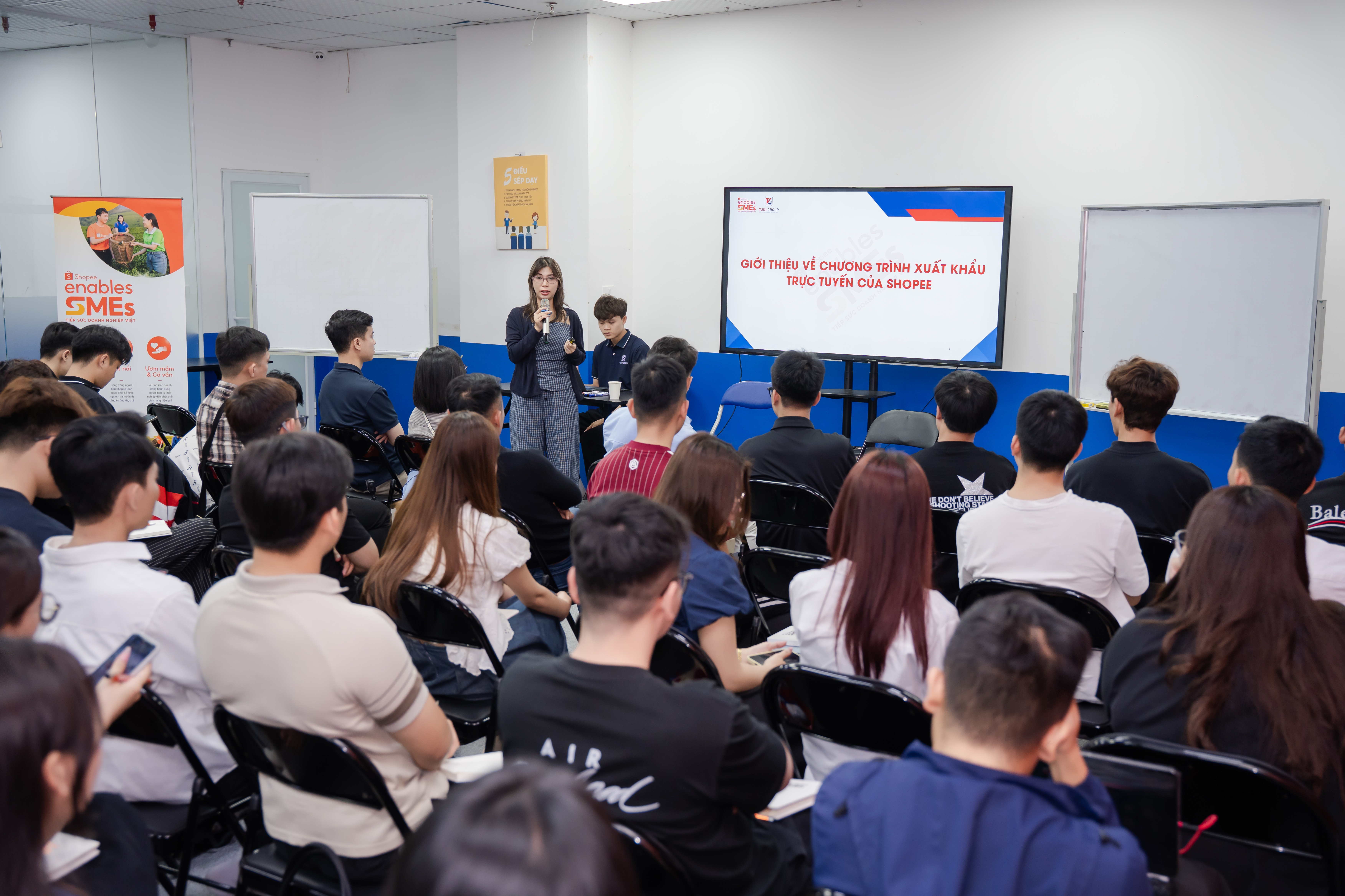 Từ các buổi đào tạo, nhiều nhà bán bắt đầu nhận ra những điểm cần cải thiện cho gian hàng thương mại điện tử của doanh nghiệp. Ảnh: Shopee.