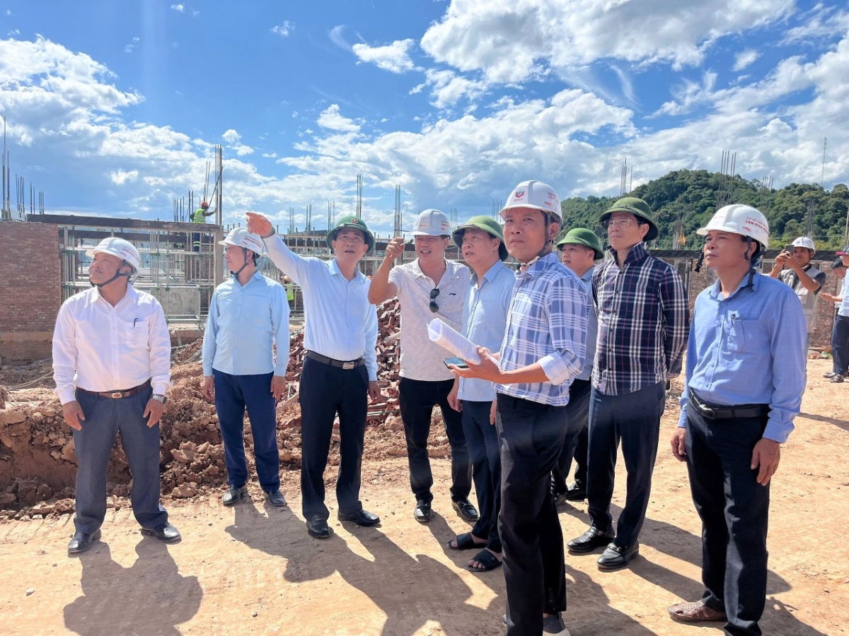 Phó Chủ tịch UBND tỉnh Nghệ An Thái Văn Thành đi kiểm tra tiến độ thi công trường phổ thông nội trú liên cấp tại Keng Đu và Bắc Lý. Ảnh: Hà Vinh