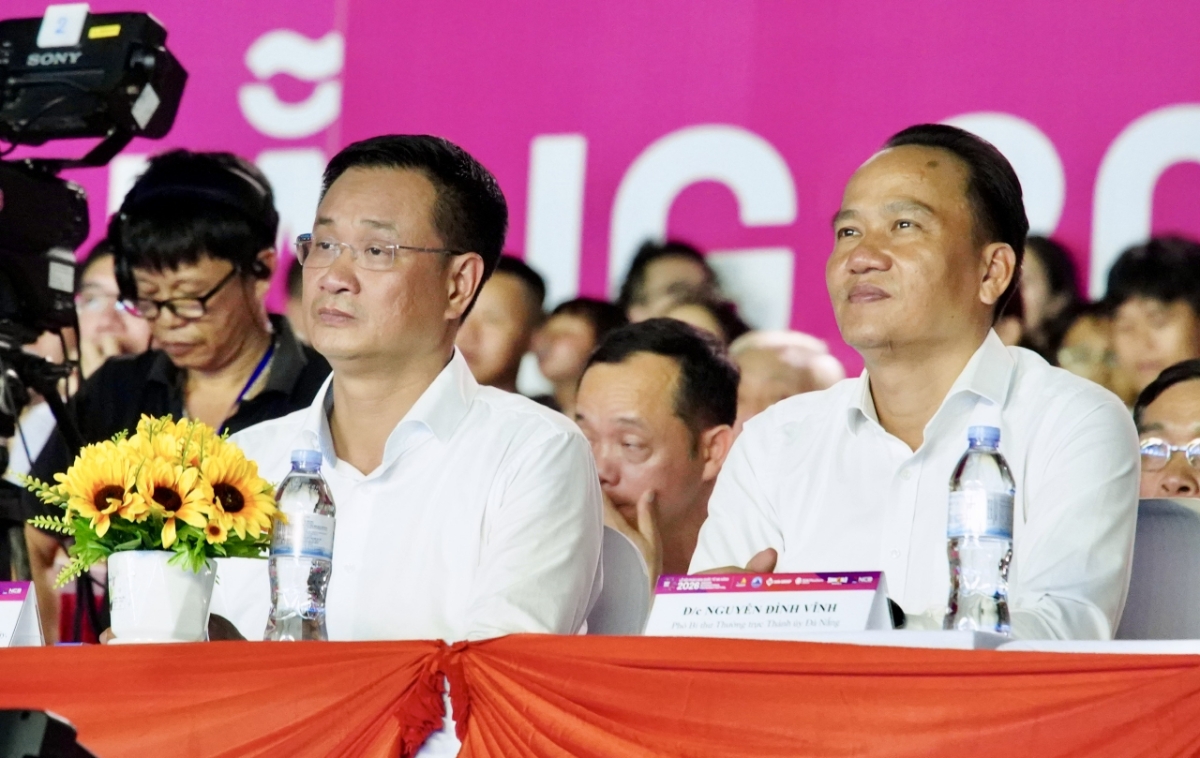 Bí thư Thành ủy Đà Nẵng Lê Ngọc Quang (bên trái)