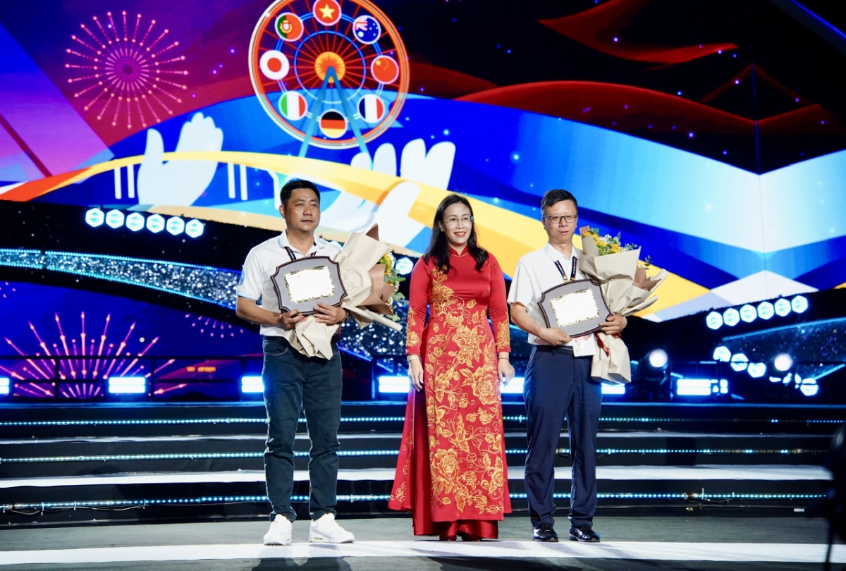 Phó Chủ tịch UBND TP Đà Nẵng Nguyễn Thị Anh Thi tặng hoa cho đại diện 2 đội tranh tài ở trận mở màn
