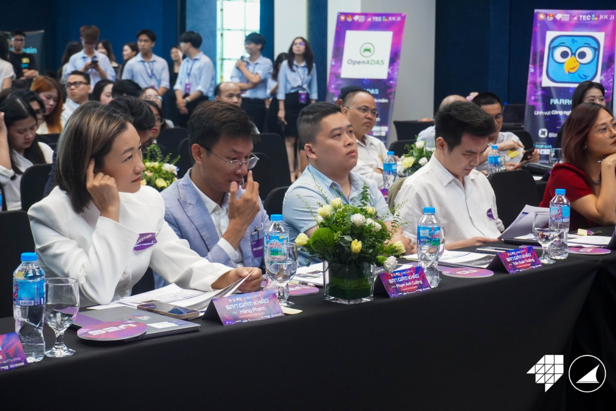 Ban giám khảo cùng các Khách mời Hội chợ Kết nối Khởi nghiệp Kawai Startup Fair 2026