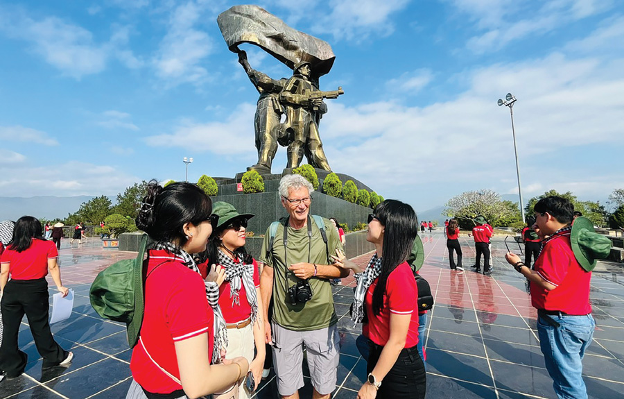 Tourists visiting the monument of Dien Bien Phu victory, Dien Bien province.&nbsp;