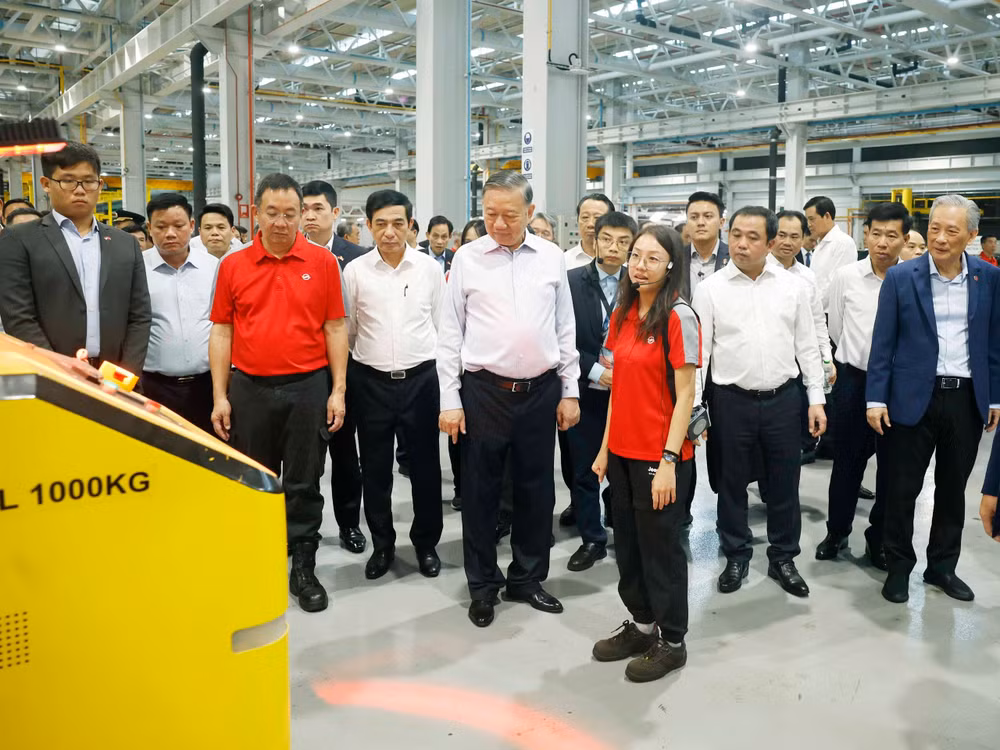 Tổng Bí thư, Chủ tịch nước Tô Lâm thăm nhà máy công nghệ sản xuất tiên tiến hàng đầu Singapore
