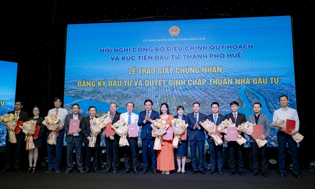 Lãnh đạo thành phố Huế trao Giấy chứng nhận đăng ký đầu tư và Quyết định chấp thuận nhà đầu tư cho các dự án trọng điểm