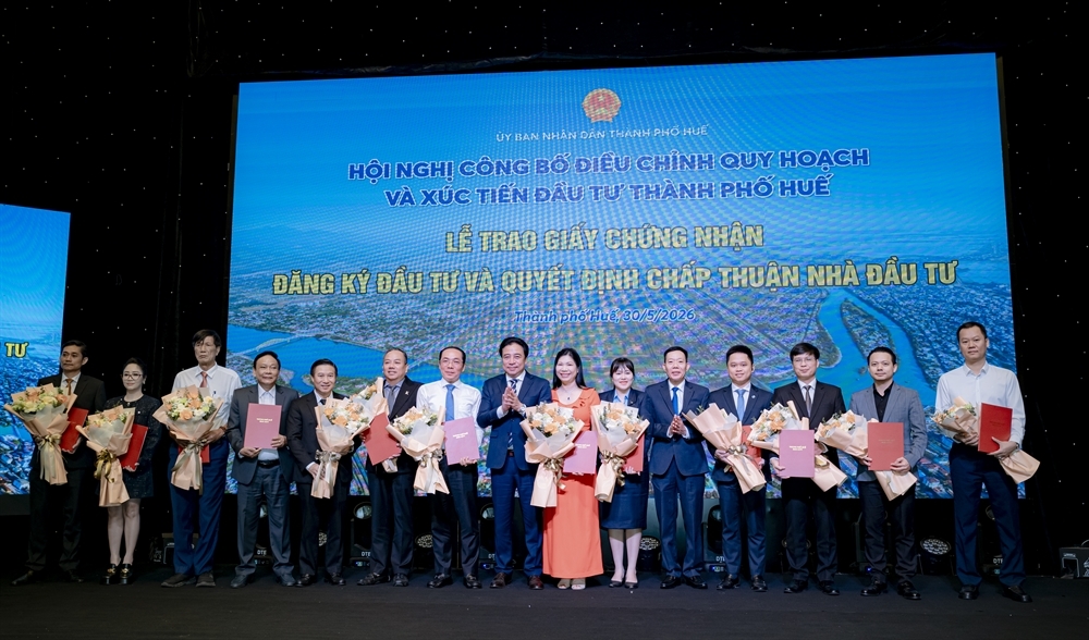 Lãnh đạo thành phố Huế trao Giấy chứng nhận đăng ký đầu tư và Quyết định chấp thuận nhà đầu tư cho các dự án trọng điểm