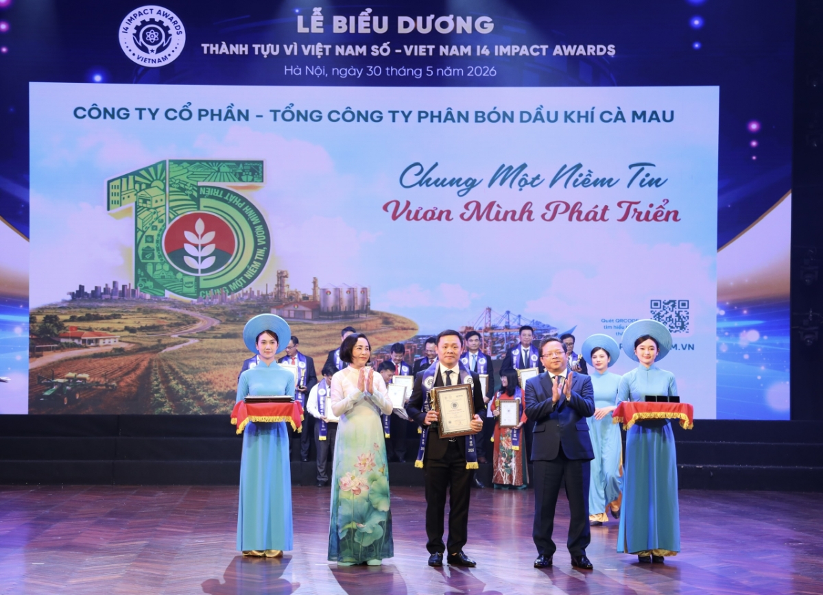 Đại diện PVCFC nhận biểu trưng vinh danh PVCFC đạt Doanh nghiệp có Dịch vụ số xuất sắc, Công nghiệp thông minh và Công nghệ AI tác động tới cuộc sống.