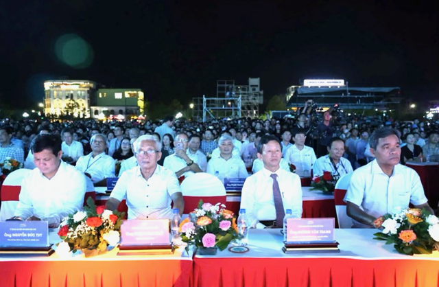 Các đại biểu lãnh đạo tỉnh và hàng nghìn người dân tham dự Lễ hội.