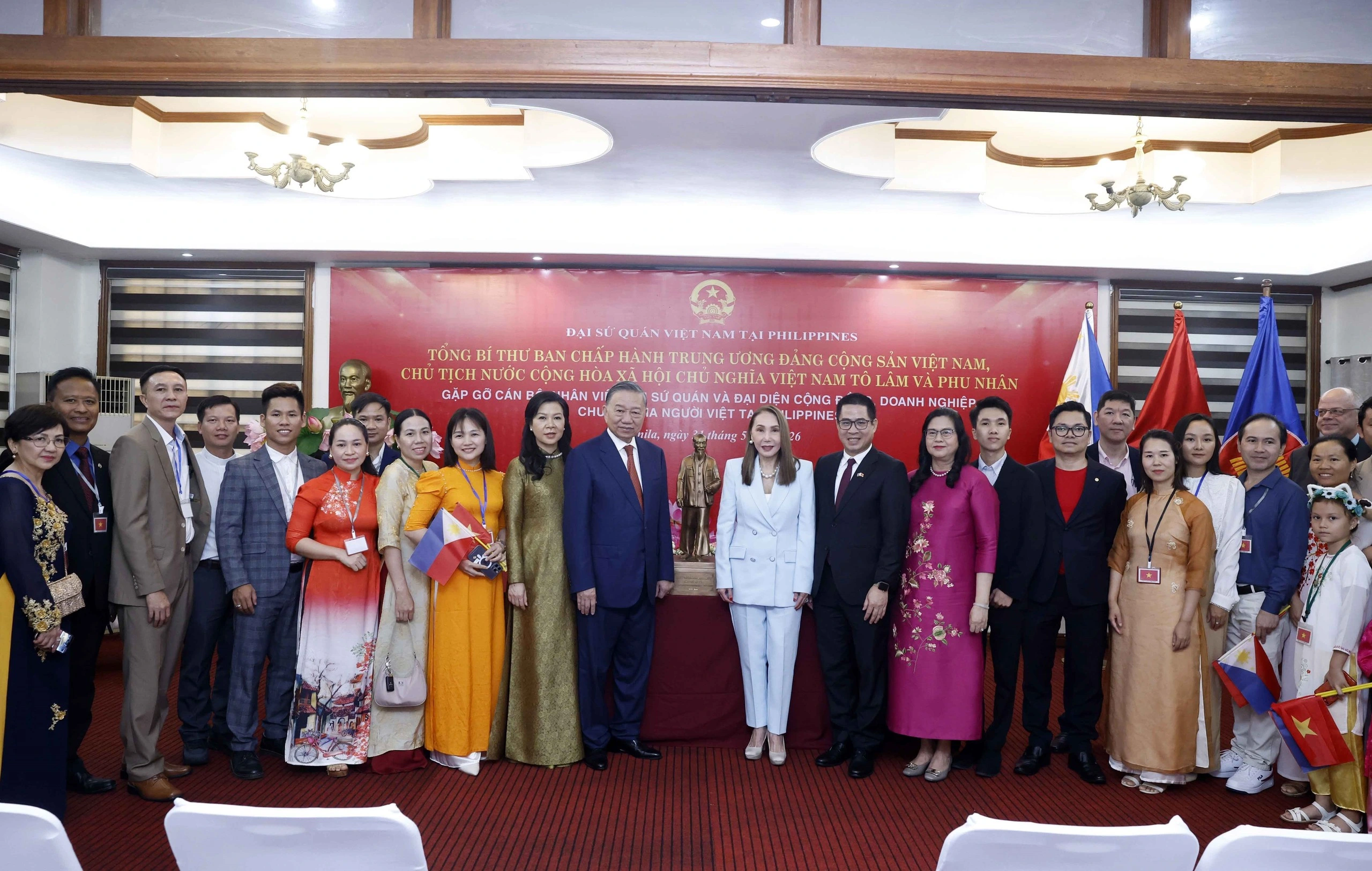 Tổng Bí thư, Chủ tịch nước Tô Lâm và phu nhân với cán bộ, nhân viên Đại sứ quán và đại diện cộng đồng, doanh nghiệp, chuyên gia người Việt Nam tại Philippines. Ảnh: TTXVN