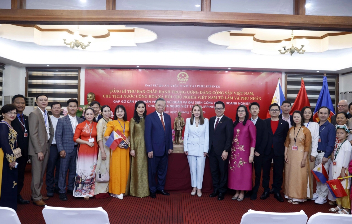 Tổng Bí thư, Chủ tịch nước Tô Lâm và phu nhân với cán bộ, nhân viên Đại sứ quán và đại diện cộng đồng, doanh nghiệp, chuyên gia người Việt Nam tại Philippines. Ảnh: TTXVN