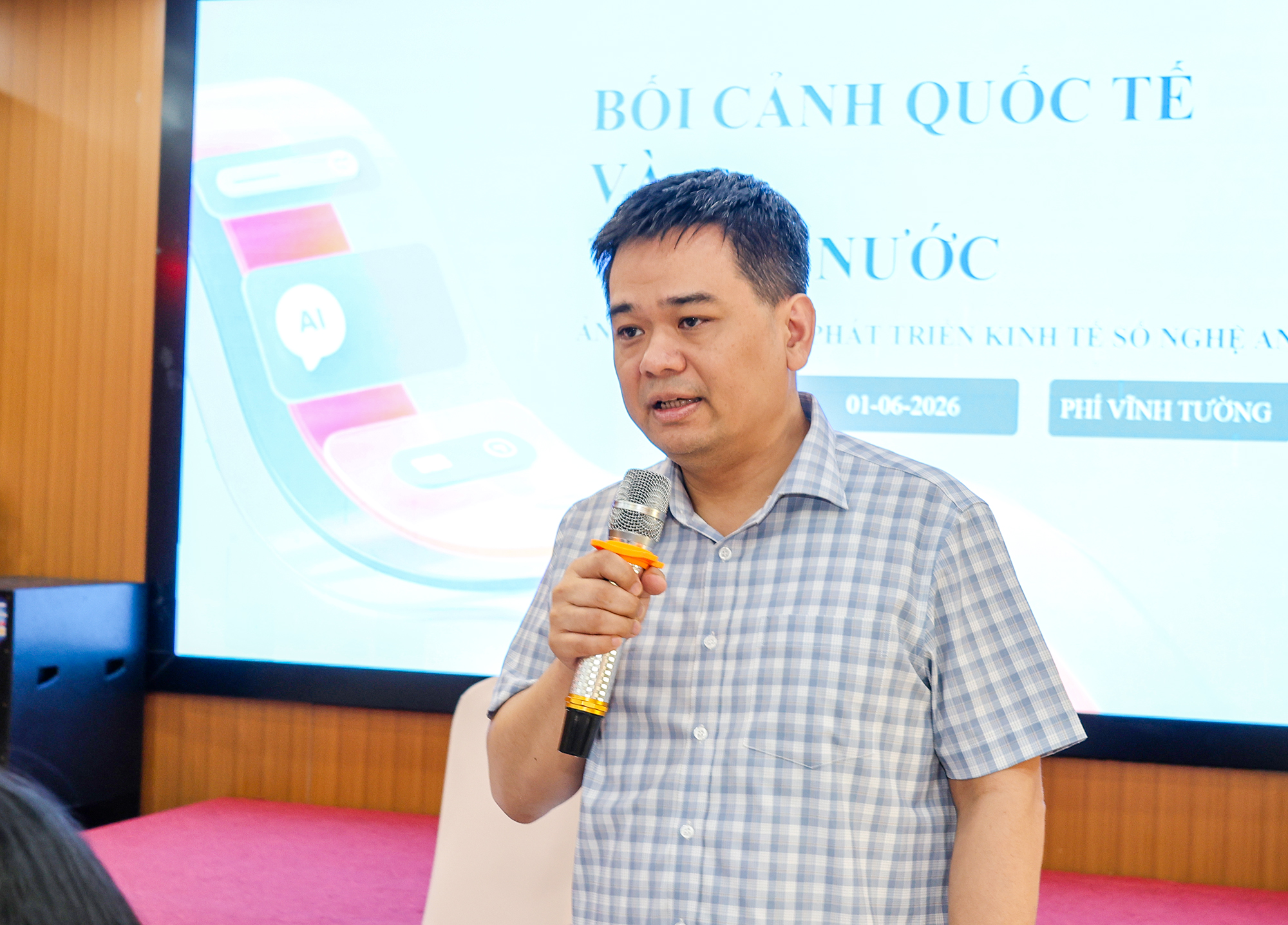 Tiến sĩ Phí Vĩnh Tường - Viện Kinh tế Việt Nam và Thế giới trình bày tham luận nội dung 'Bối cảnh quốc tế và trong nước, vùng ảnh hưởng phát triển kinh tế số tỉnh Nghệ An'.