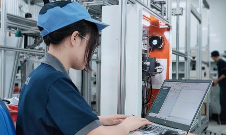 Khi máy móc đảm nhận các tác vụ thường ngày thì vai trò của con người cũng thay đổi. Người lao động sẽ dành ít thời gian hơn cho việc lắp ráp và dành nhiều thời gian hơn cho những tác vụ có tính chiến lược hơn, điều chỉnh quy trình, khắc phục sự cố và đưa ra quyết định trong thời gian thực. Ảnh minh hoạ.