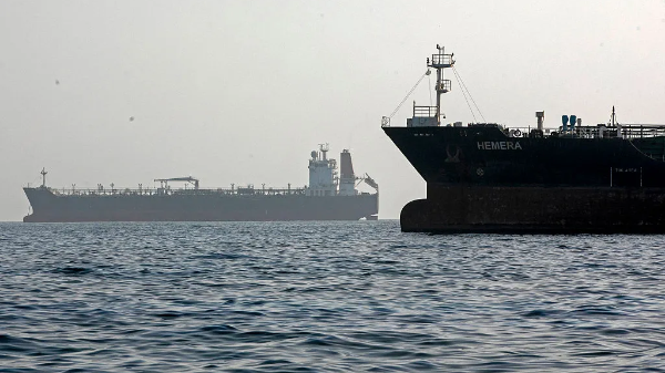 Giao thông ở eo biển Hormuz đang cải thiện nhờ sự hỗ trợ của Mỹ