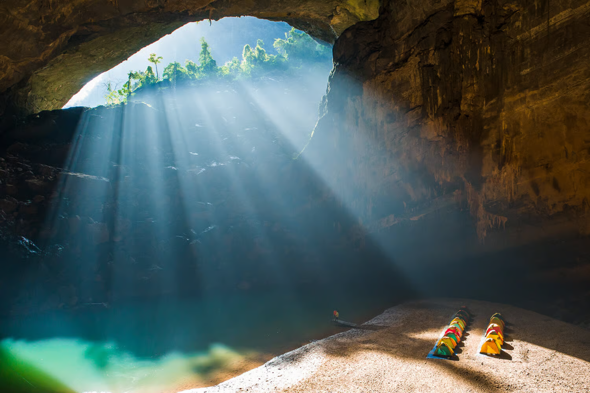 Sau 12 năm khai thác, Sơn Đoòng mang về khoảng 25,5 triệu USD. Đây là tour du lịch mạo hiểm cao cấp, giới hạn số người tham gia hàng năm.