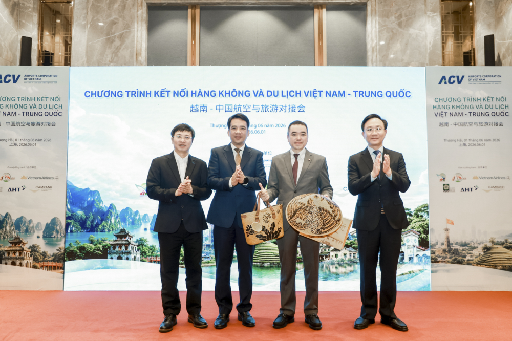 Ông Trần Hữu Thùy Giang, Phó Chủ tịch UBND thành phố Huế, tặng nón lá cỏ bàng và túi xách cỏ bàng – sản phẩm đặc trưng của vùng đất Cố đô - đến các đại biểu.