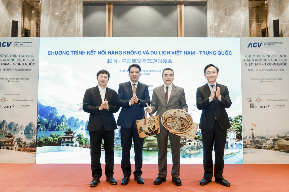 Ông Trần Hữu Thùy Giang, Phó Chủ tịch UBND thành phố Huế, tặng nón lá cỏ bàng và túi xách cỏ bàng – sản phẩm đặc trưng của vùng đất Cố đô - đến các đại biểu.