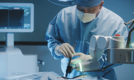 Bác sĩ Việt Nam tiếp cận trực tiếp những công nghệ phẫu thuật cột sống hiện đại nhất
