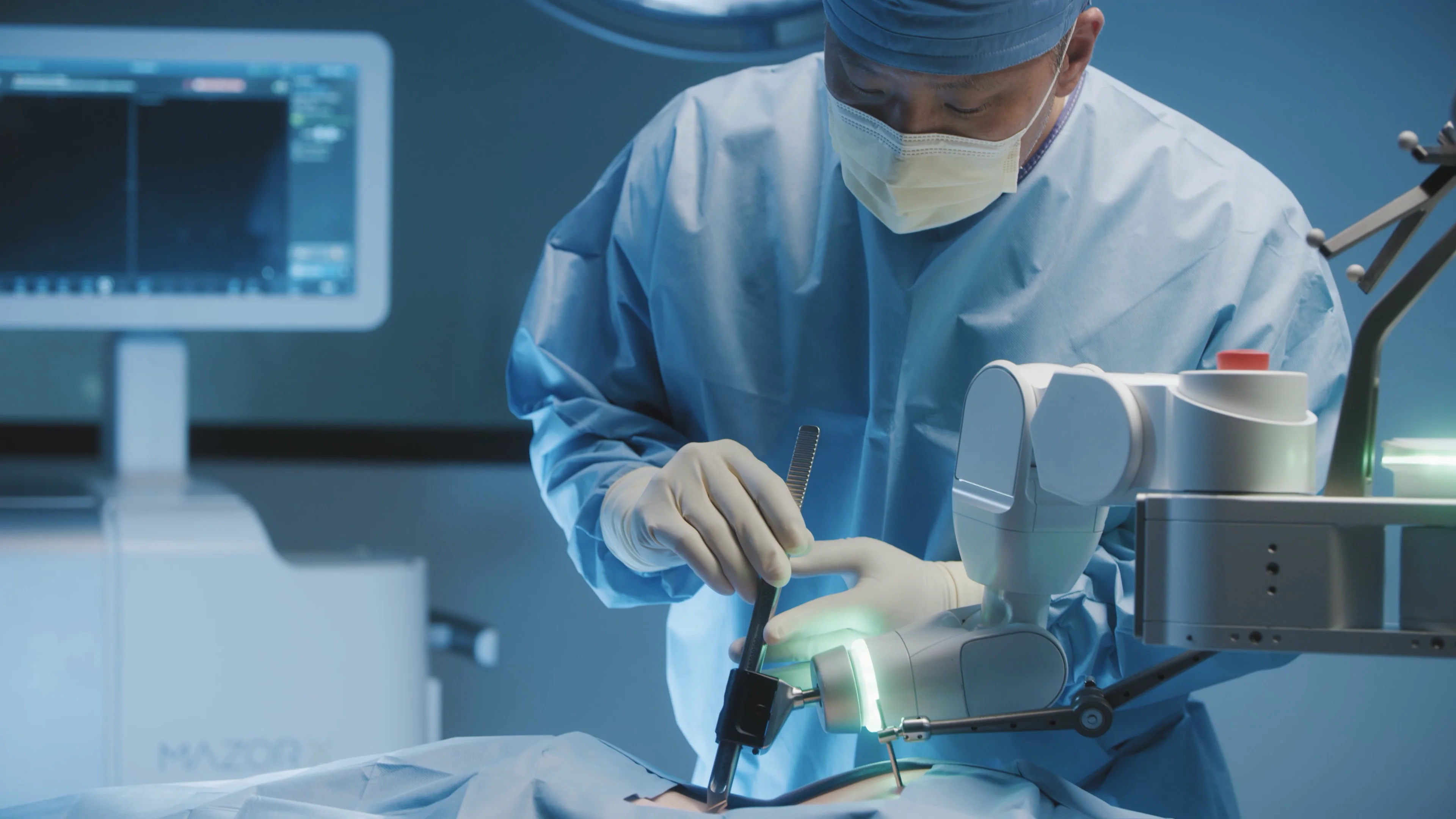 Bác sĩ Việt Nam tiếp cận trực tiếp những công nghệ phẫu thuật cột sống hiện đại nhất