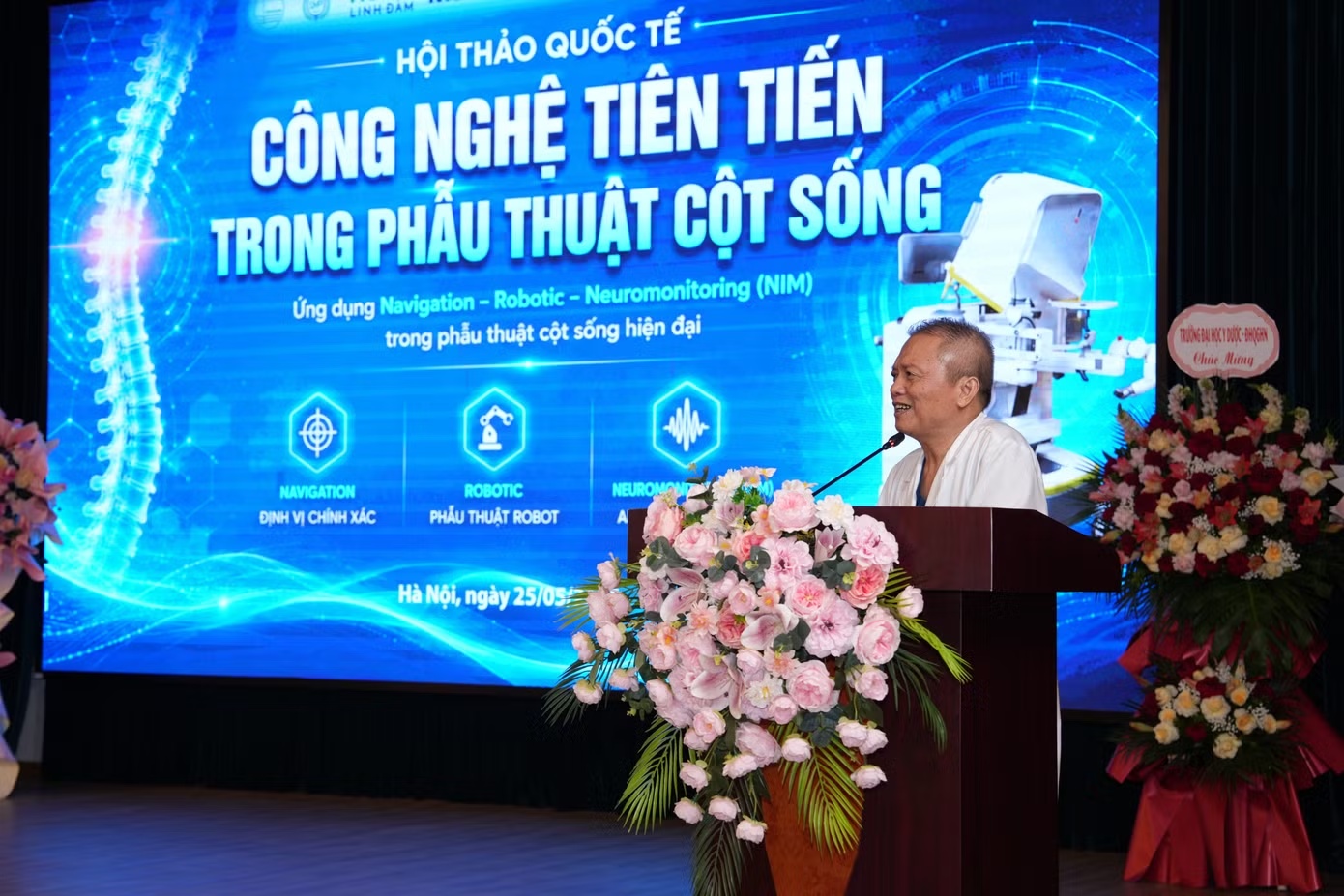 GS.Lê Ngọc Thành, Hiệu trưởng Trường Đại học Y Dược, Phụ trách Bệnh viện Đại học Y Dược (Đại học Quốc gia Hà Nội, cơ sở Linh Đàm) phát biểu tại hội thảo.