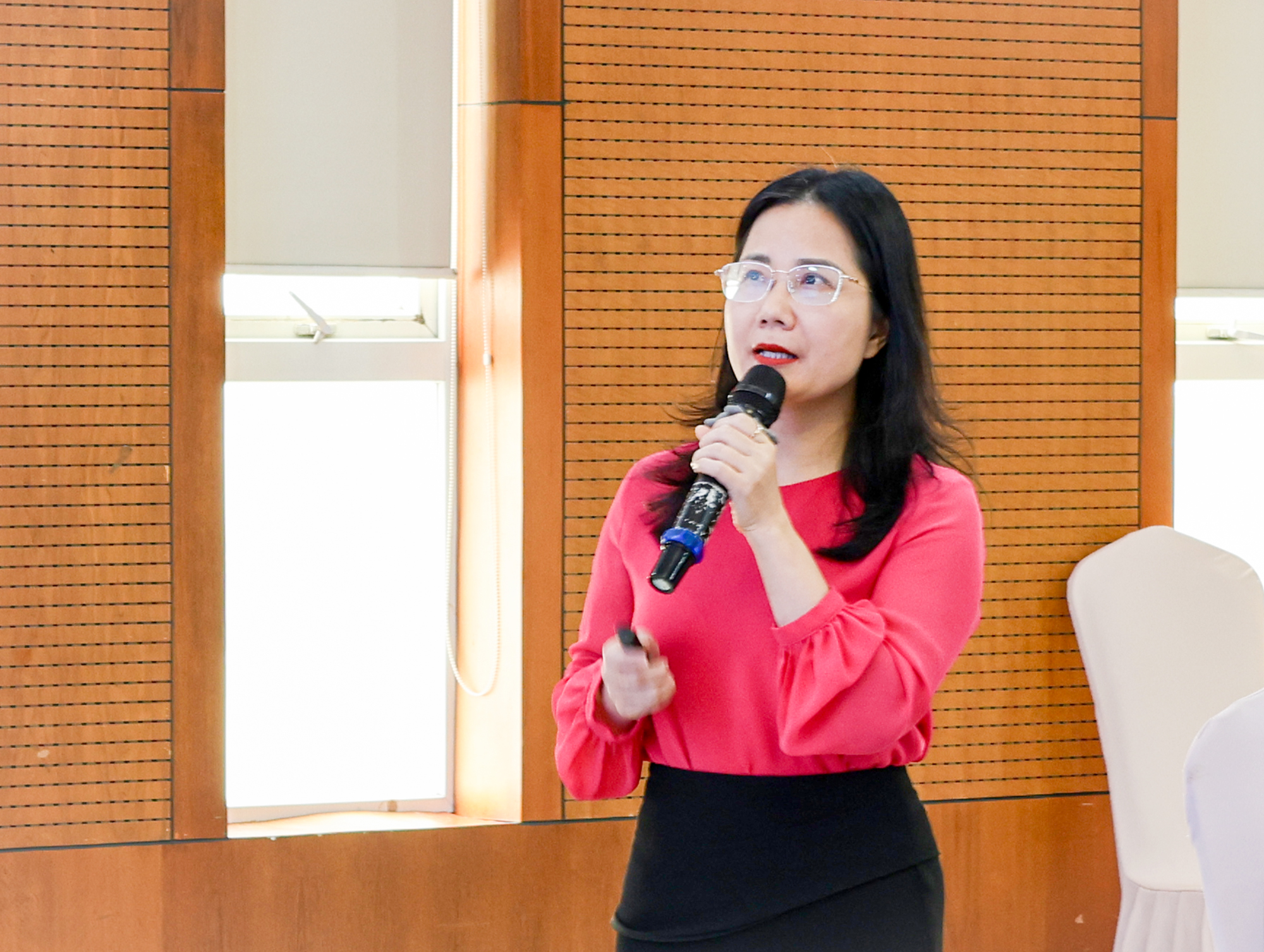 Giám đốc Trung tâm Khoa học xã hội và nhân văn Nguyễn Thị Minh Tú tham luận chủ đề 'Đóng góp kinh tế số trong GRPT tỉnh Nghệ An giai đoạn 2020 - 2025'