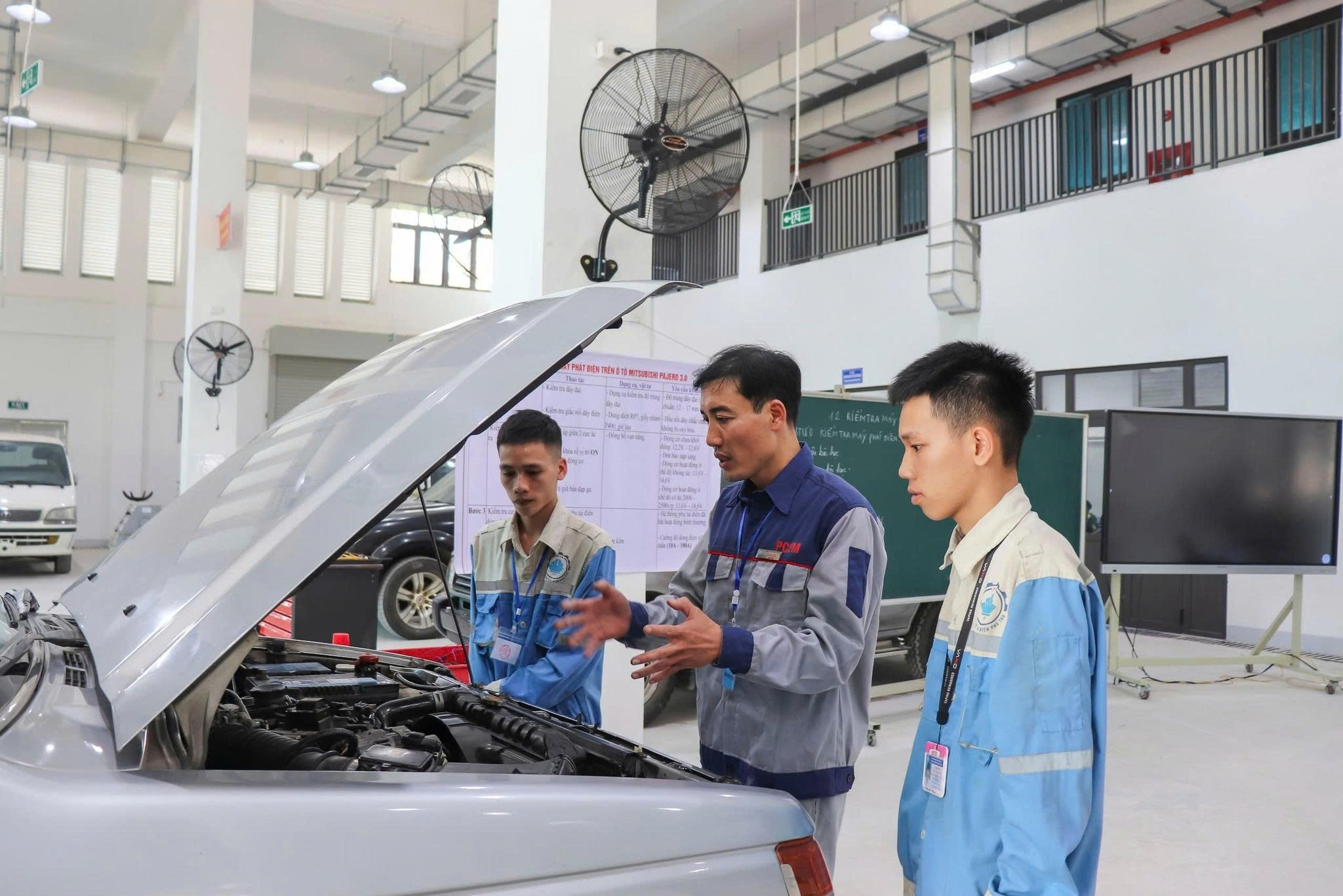 Sự thay đổi của sản phẩm trong ngành ô tô đàng kéo theo sự thay đổi trong nhu cầu nhân lực. Ảnh minh hoạ:&nbsp;Trường Cao đẳng Cơ điện và Nông lâm Phú Thọ.