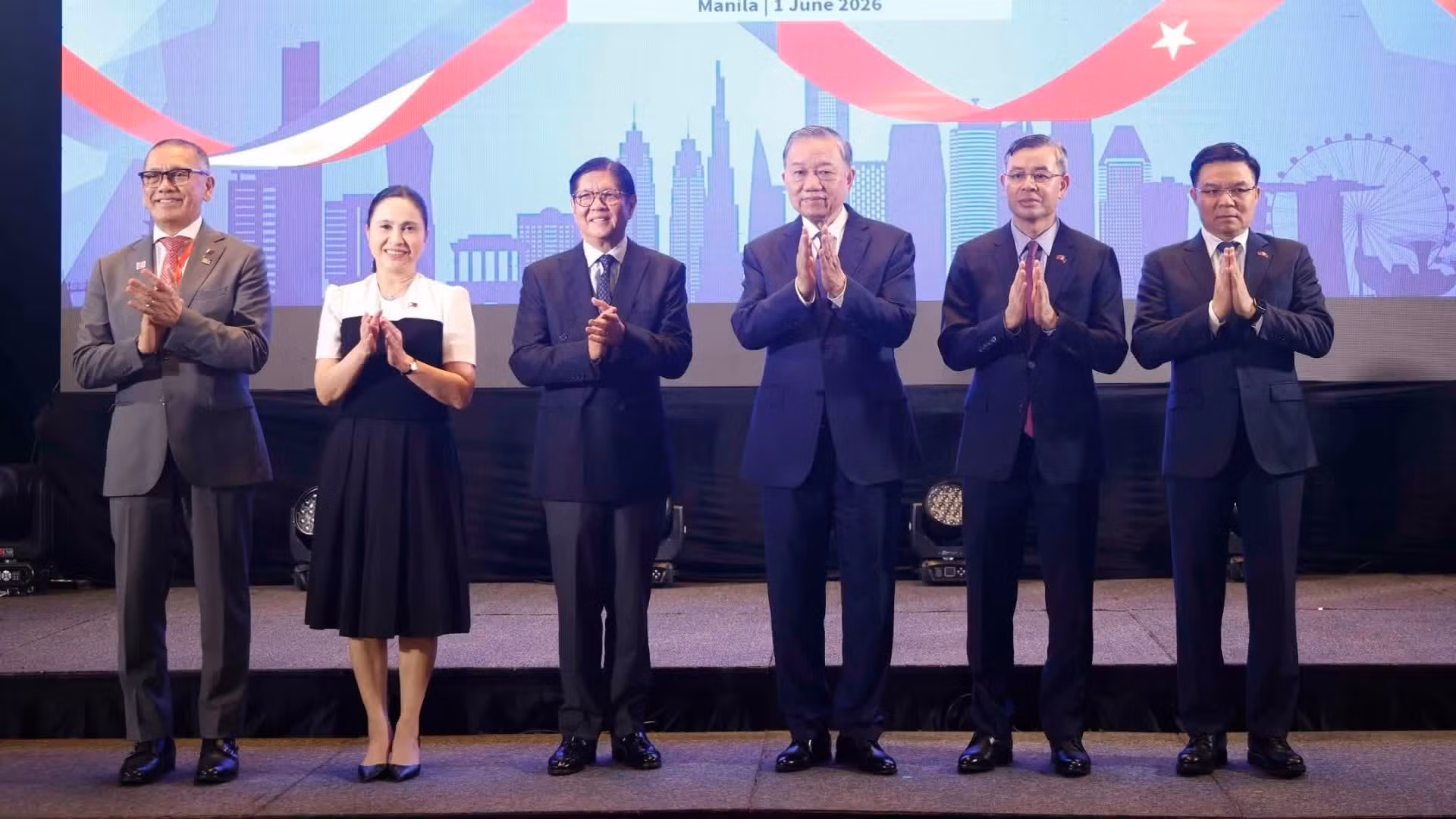 Tổng Bí thư, Chủ tịch nước Tô Lâm và Tổng thống Philippines Ferdinand Romualdez Marcos Jr. cùng các đại biểu dự Diễn đàn Doanh nghiệp Việt Nam-Philippines. Ảnh: TTXVN.
