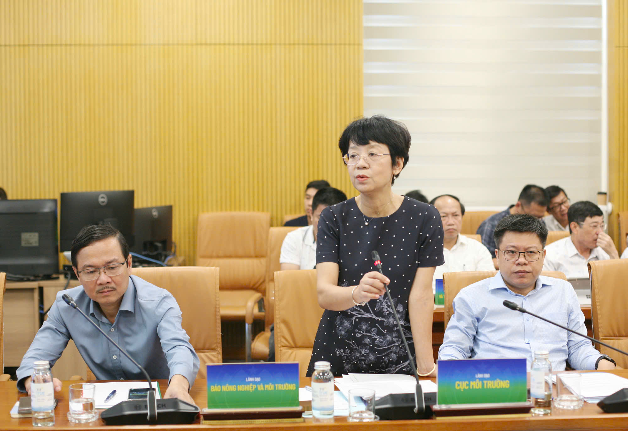 Phó Cục trưởng Cục Môi trường Nguyễn Thị Thiên Phương trao đổi tại buổi họp báo