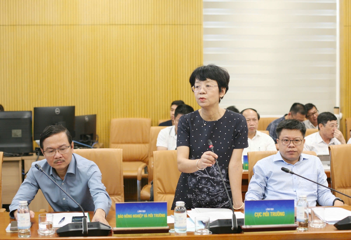 Phó Cục trưởng Cục Môi trường Nguyễn Thị Thiên Phương trao đổi tại buổi họp báo