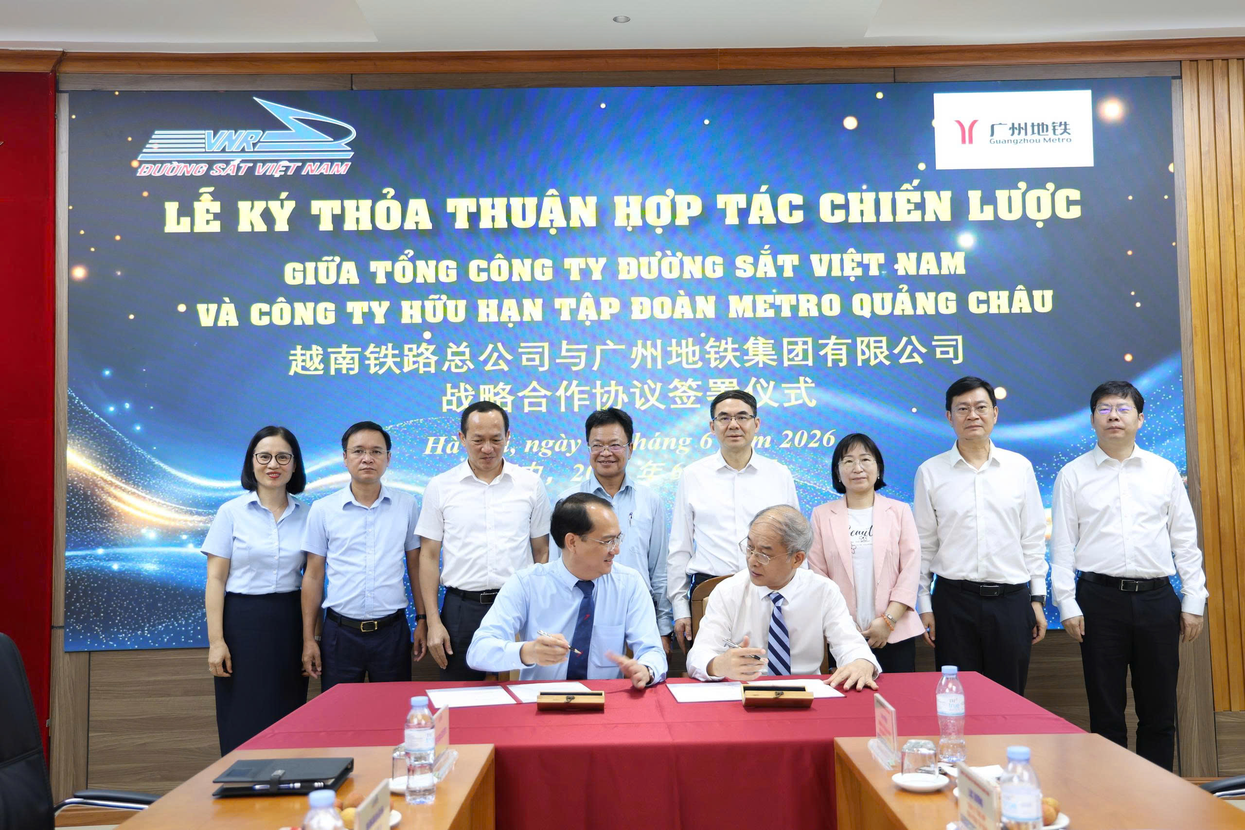 VNR và Metro Quảng Châu ký hợp tác chiến lược về điện khí hóa và đường sắt đô thị Việt Nam 1 Lễ ký kết thỏa thuan hợp tác chiến lược giữa VNR và Tập đoàn Metro Quảng Châu.