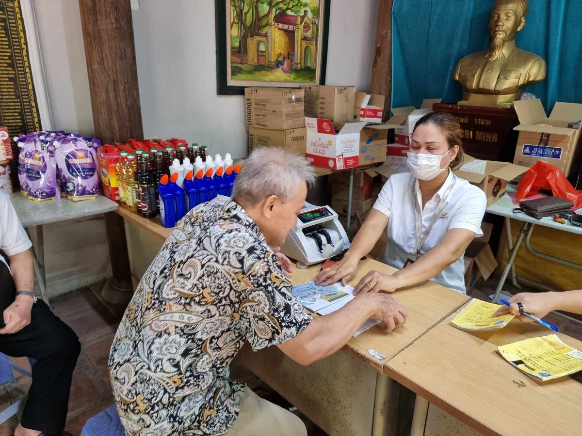 Chi trả lương hưu cho người hưởng. Ảnh minh họa.