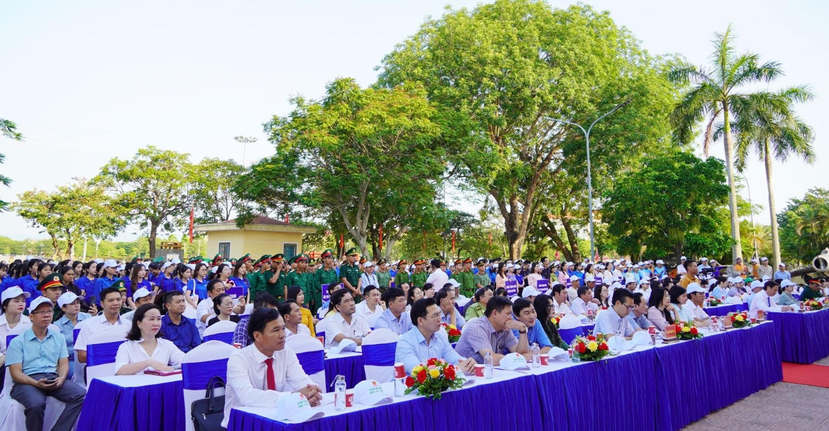 Các đại biểu tham dự buổi lễ