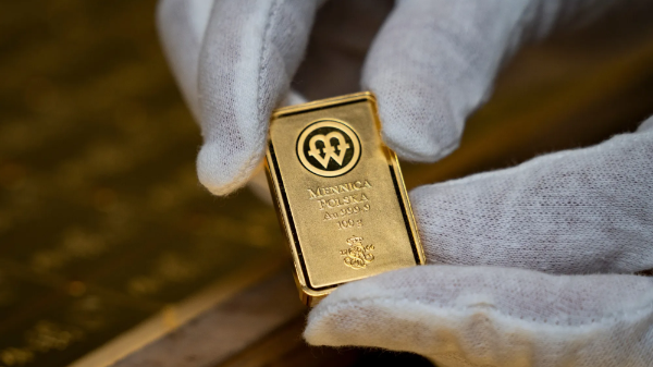 Giá vàng giảm mạnh khi căng thẳng Mỹ - Iran leo thang, SPDR Gold Trust bán ròng