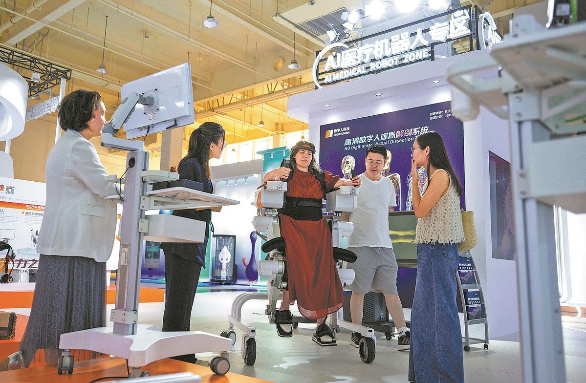 Khách tham quan trải nghiệm khu vực robot y tế ứng dụng trí tuệ nhân tạo (AI) tại Khu Thí điểm Du lịch Y tế Quốc tế Bác Ngao Lạc Thành, tỉnh Hải Nam. Ảnh: China Daily.